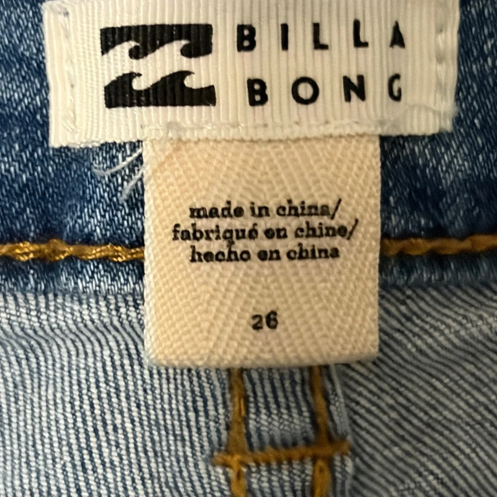 LIKE NEW! Women's Billabong Distressed, Button Fly Jean Shorts - 26 - Picture 4 of 7